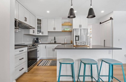 Southeast Calgary Apartment | The Duke| Spacious | Upscale | Close to DT