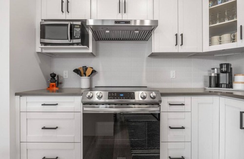 Southeast Calgary Apartment | The Duke| Spacious | Upscale | Close to DT