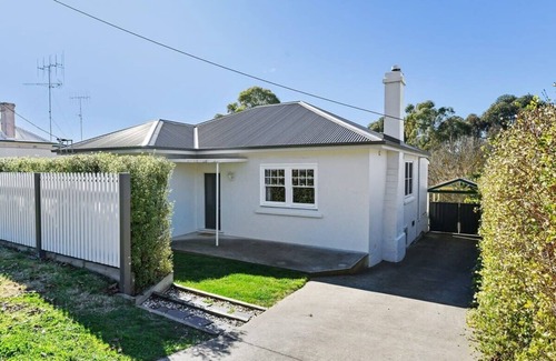 West Bathurst House | The Durham - Revamped 1930s Retreat, Pets Allowed