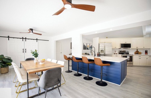 Palm River Estates House | "The Edition" HEATED Pool/Spa, 10 min to Beach, Mercato, Naples Park, Sleeps 10