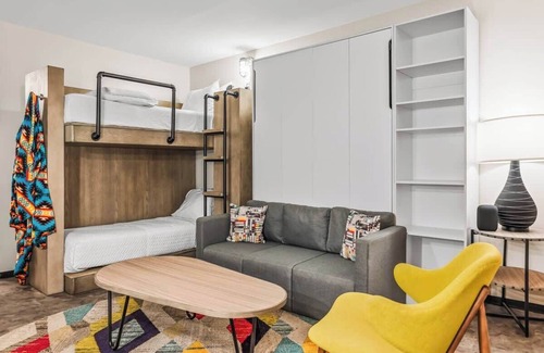 Governmental Mall Hotel | The Egyptian - Retro Modern Motel - COMBO 02/03