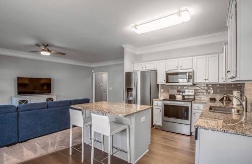 Melrose Apartment | The Elliot - Pool & Gym Amenities