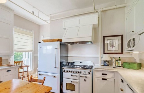 Timberville House | The Elora - Spacious Luxury Historic Retreat