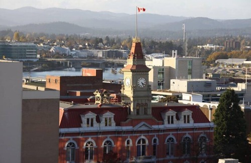 Downtown Victoria Apartment | The Emperor at the Juliet