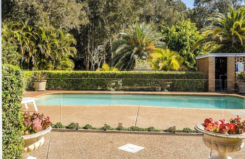 Bobs Farm House | The Entertainer's Estate with Pool
