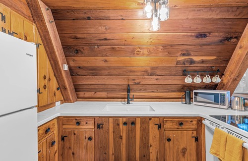 Grants Pass House | The Epic A - Hot Tub and Views on an Acre
