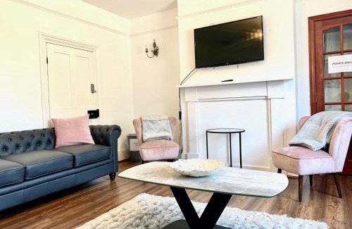 Cowbeech Villa | The Estate - 11 Bed - Sleeps 22 - Private Garden