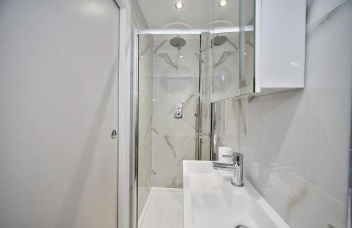Luton House | The Falcons Nest All Ensuite Self Check In And Out Luton Airport
