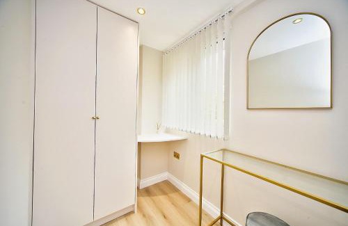 Luton House | The Falcons Nest All Ensuite Self Check In And Out Luton Airport