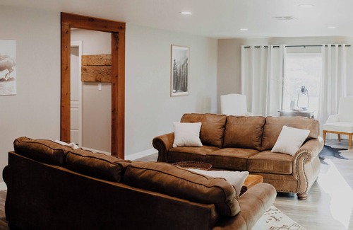 Springville House | The Farmhouse at Mt. Dennison - Entire home in Balch Park near Sequoia Forrest