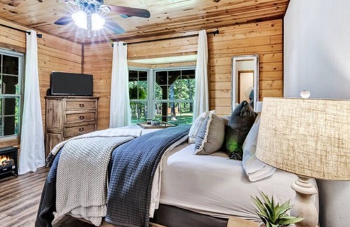 Smithville Apartment | The Fir Room w/ queen bed
