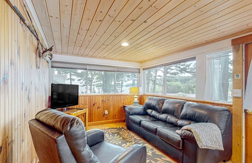 Windham Apartment | The Fishbowl | Waterfront apartment in Standish with Sebago Lake views & dock