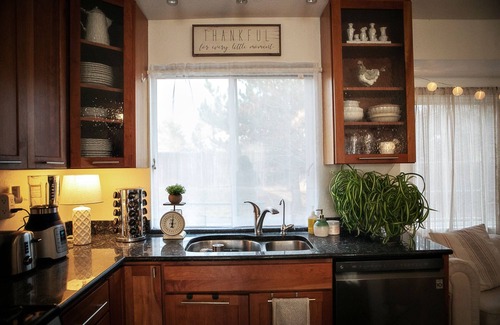 Lafayette House | The Flower Artist Home- walk to Pub, Shops & Trails. Dog-friendly!