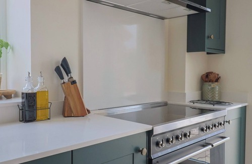 East Chinnock Cottage | THE FOX DEN, pet friendly, with hot tub in Yeovil, Somerset