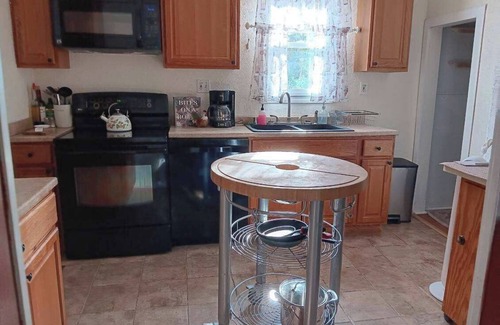 Great Falls House | The French Cottage - Walking distance to downtown restaurants and shops!