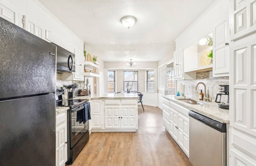 Broken Arrow House | The Full House—10 beds~Near Rose District~Shuffleboard~Poker Room~Game Room