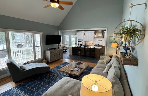 Huddleston House | The Fun Spot 2 -Tranquil Home and Dock; Stunning Views of the Lake & Mtn- Enjoy!