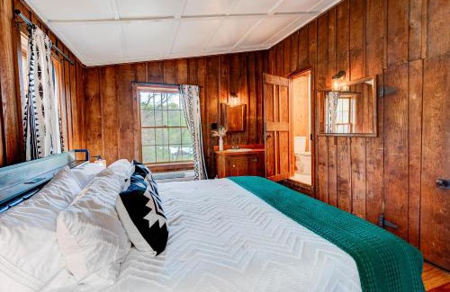 Waynesville Apartment | The Furry Lodge Suite 9