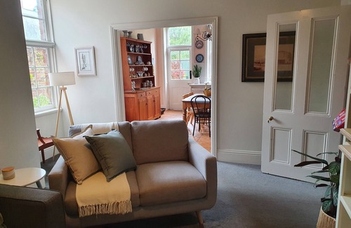 Kyneton Cottage | The Garden Tap House on Historic Piper Street Kyneton