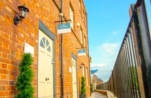 Chester Apartment | The Gathering Chester 1 Sleeps 14 Very Close to City Centre Racecourse Within Walls