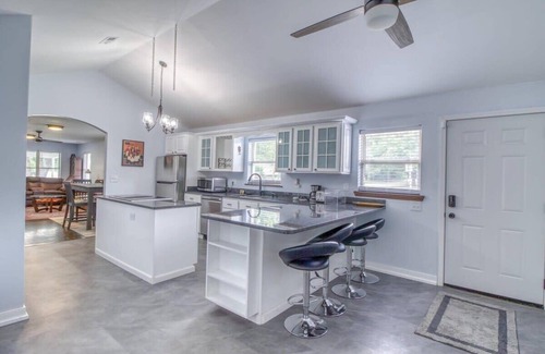 Springfield House | The Gathering Space - Updated - Great Location!