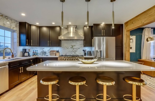 Berkley House | The Gatsby: Putt Putt - Hot Tub - Fire Pit - Movie Theater - 18 Guests