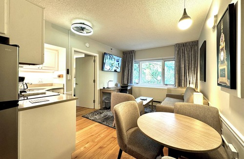 Evanston Apartment | The Gem Museum Suites