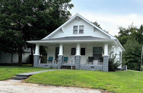 Lynnville House | THE GETAWAY-Charming 3 Bdrm 2 Bath, Sleeps 8-10 Lg Drive, WiFi, Tankless Water