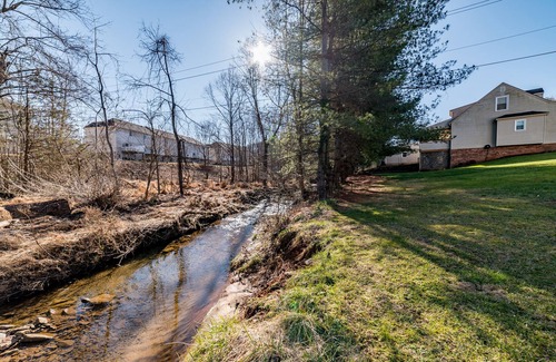 Lynchburg House | "The Giving House" Creekside Home Close to it All