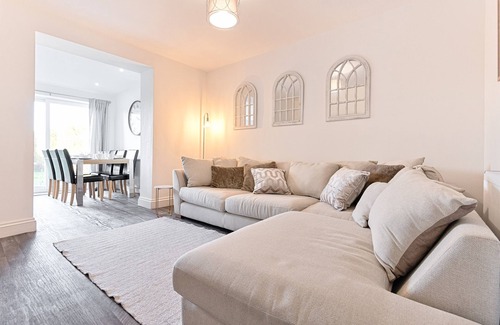 St. Thomas House | The Glenroy - TV in Every Bedroom!