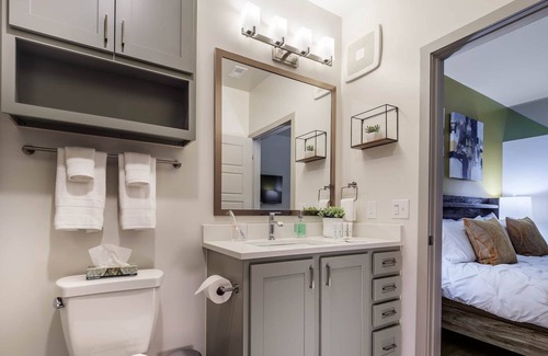 Linthicum Heights Apartment | The Golden City, Gym - Pool - Fast Internet - Fully Stocked - BWI - New Listing