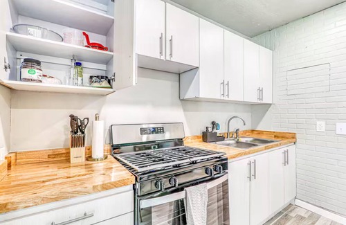 Pershing - Government Hill Cottage | The Golden Dusk Cottage