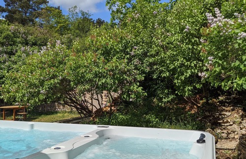 Beaune Cottage | THE GOLDEN LAND, Gîte Les Pins