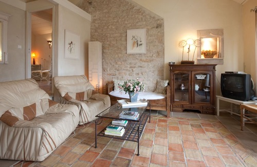 Beaune Cottage | THE GOLDEN LAND, Gîte Les Pins