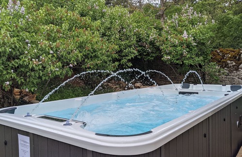 Beaune Cottage | THE GOLDEN LAND, Gîte Les Pins
