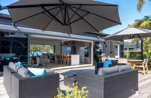Blackpool House | The Golden Pohutukawa - Beach House - The Golden Pohutukawa - Beach House is a newly built, premium holiday home in an absolute beach front location. With two bedrooms one king and one queen and two bathrooms, this is a wonderful option for up to 4 g