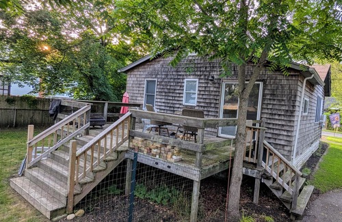 Mastic Beach House | “THE GOOSE” A Charming 2-bedroom bungalow with WiFi and AC in Mastic Beach.