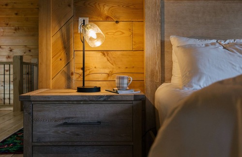 Grafton Cabin | The Grafton Lodge, Rustic Luxury, sleeps 20, Hot Tub, Sauna, Fire pit