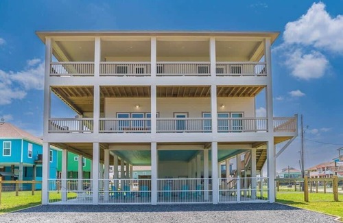 Crystal Beach House | The Grand Pearl: Private Pool & Spa ~ Beach Access