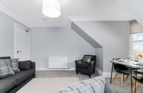 Restalrig Apartment | The Grand Residence, Free Parking, Stadium, Sleeps 8