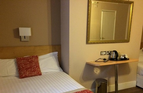 Warwick House | The Grapevine Hotel