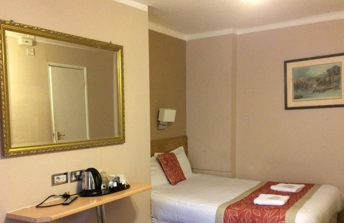 Warwick House | The Grapevine Hotel