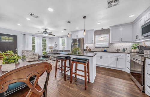 Brenham House | The Green Emerald Close to Down Town Brenham