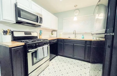 Woodstone House | The Green House - 3-bedroom 2-bath single story home