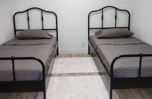 Bolsover Cottage | The Greenhouse Cottage - 2 BRS + Bunkie (Pet Friendly)!!