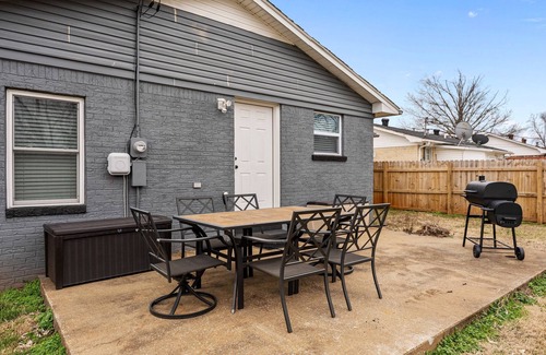 Bowling Green House | The Grey Estate - 4BR/2BA