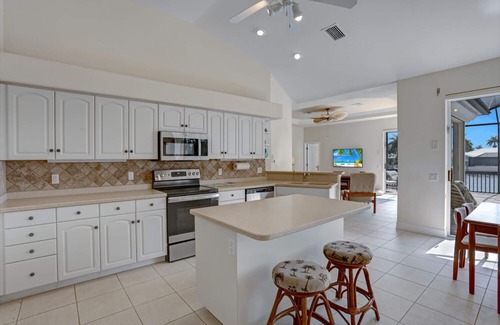 Cape Coral Villa | The Hammock - Beautiful waterfront 4 bedroom home with heated pool