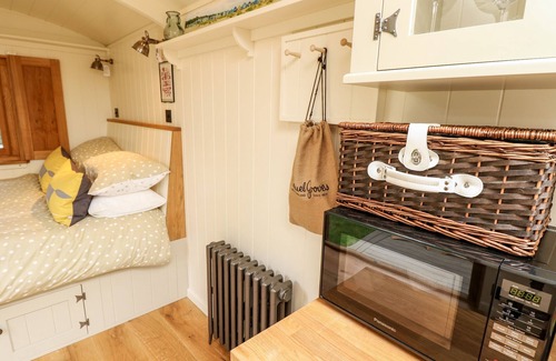 New Forest District Cottage | THE HAPPY HUT, romantic, character holiday cottage in Christchurch