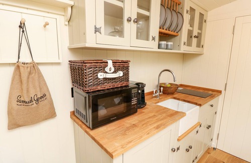 New Forest District Cottage | THE HAPPY HUT, romantic, character holiday cottage in Christchurch