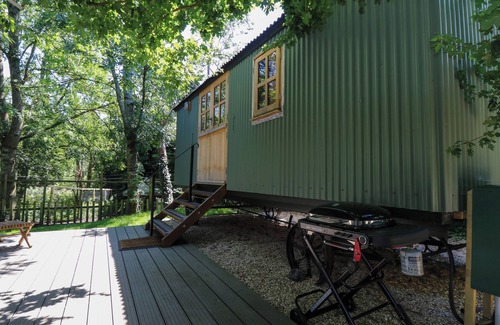 New Forest District Cottage | THE HAPPY HUT, romantic, character holiday cottage in Christchurch